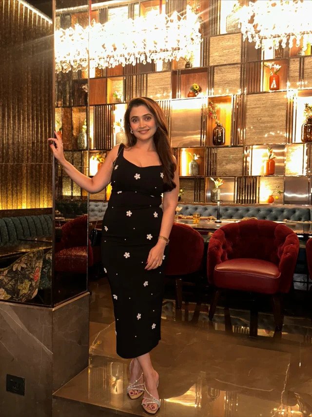 Cocktail party makeup with a black dress in Pune by Tejaswini