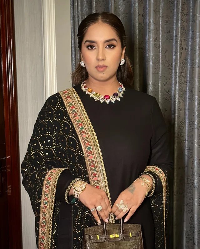 Festive evening party makeup with a black ethnic outfit in Pune by Tejaswini