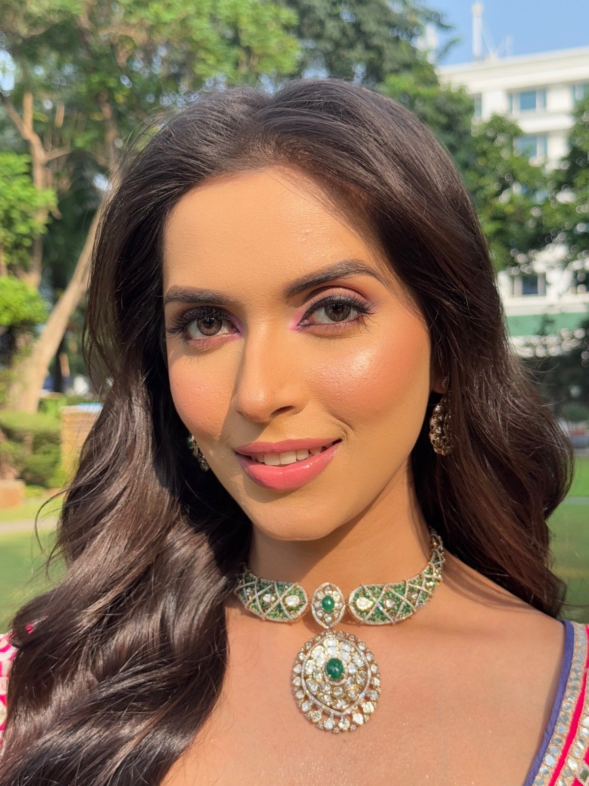 Party makeup with open waves and an emerald choker in Pune by Tejaswini