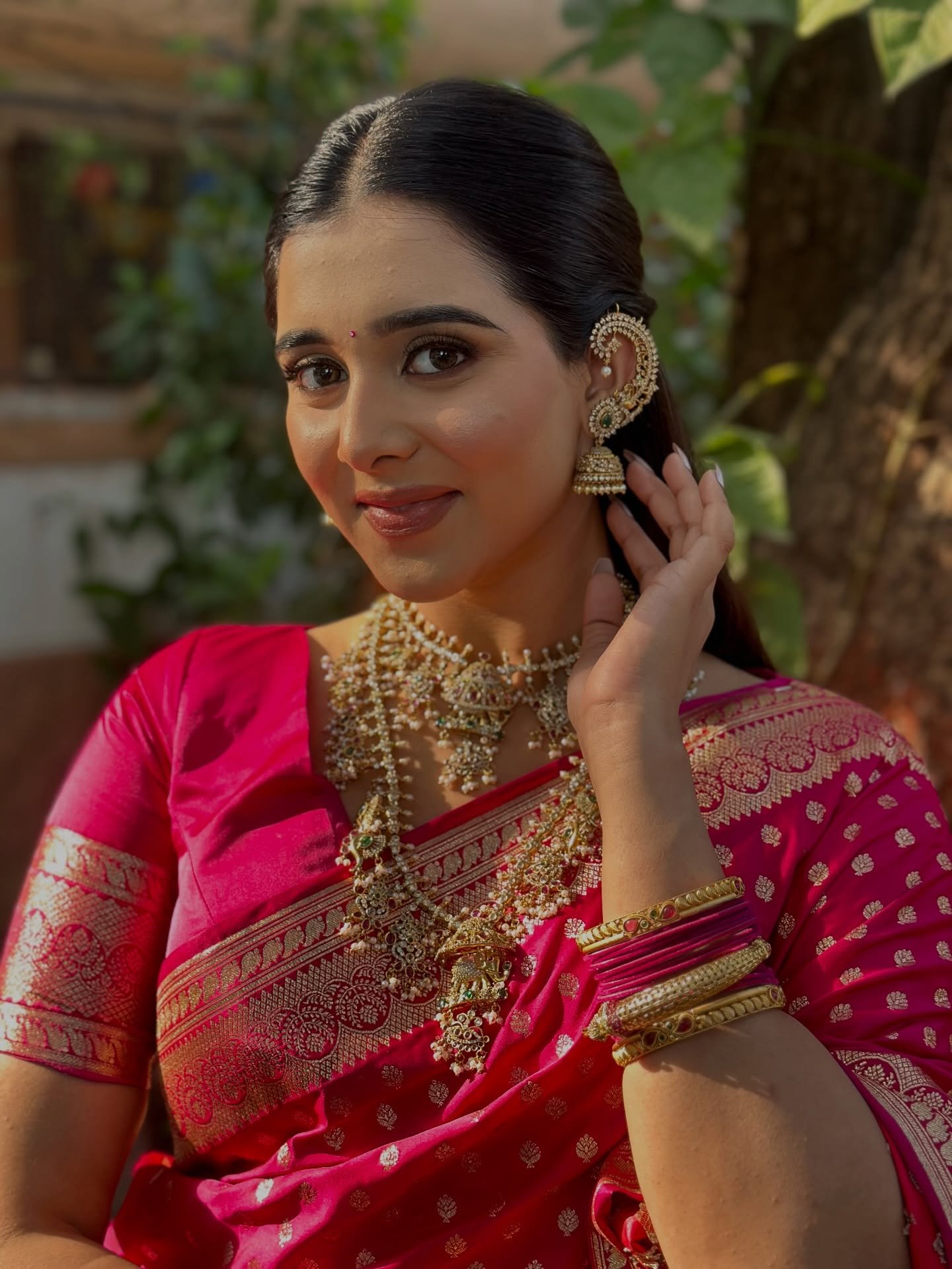 Modern Marathi bride for a Mumbai wedding with makeup by Tejaswini