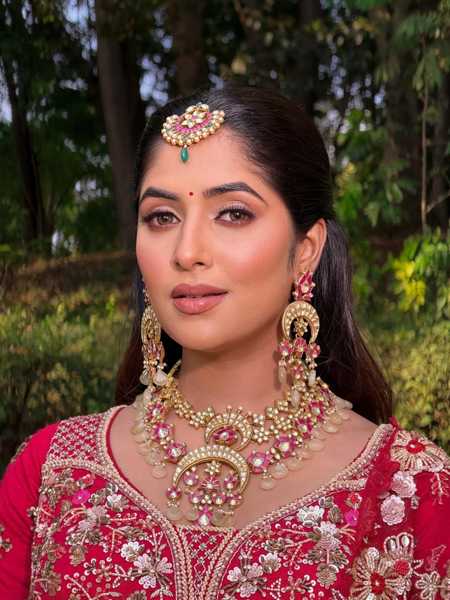 North Indian bridal makeup with softly defined eyes and traditional jewellery by Tejaswini